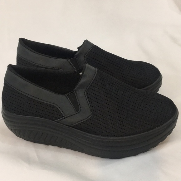 Solid black slip on sneaker, size 8 - Picture 3 of 6